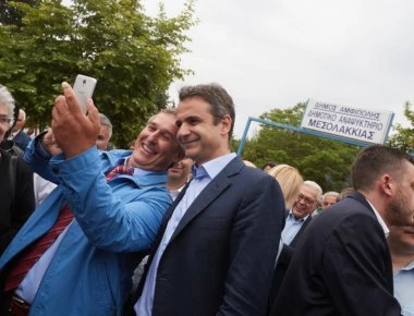 Βόλτα και... selfie για Κυριάκο Μητσοτάκη στη Θεσσαλονίκη (φωτό-βίντεο)